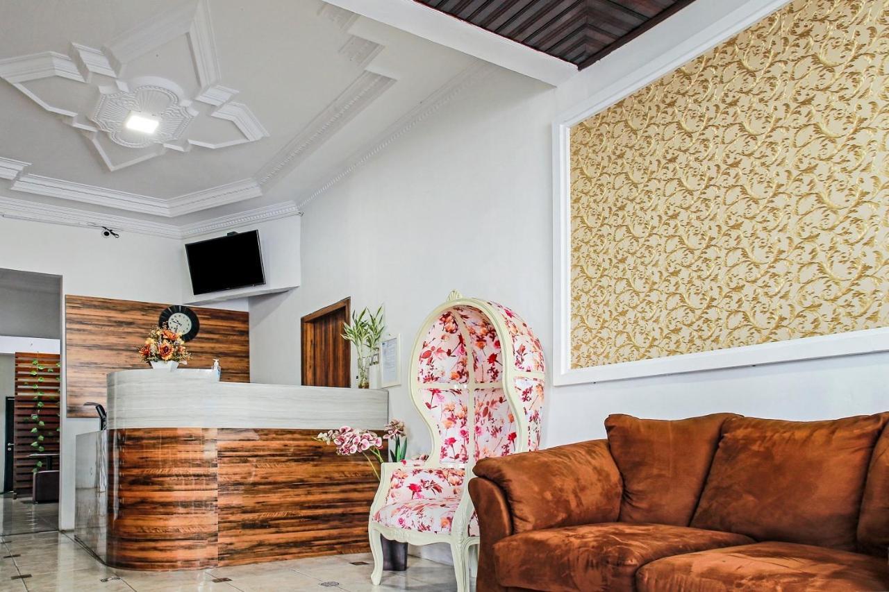 Oyo 90221 Makarim Guest House Syariah Pangkalanbuun Exterior foto