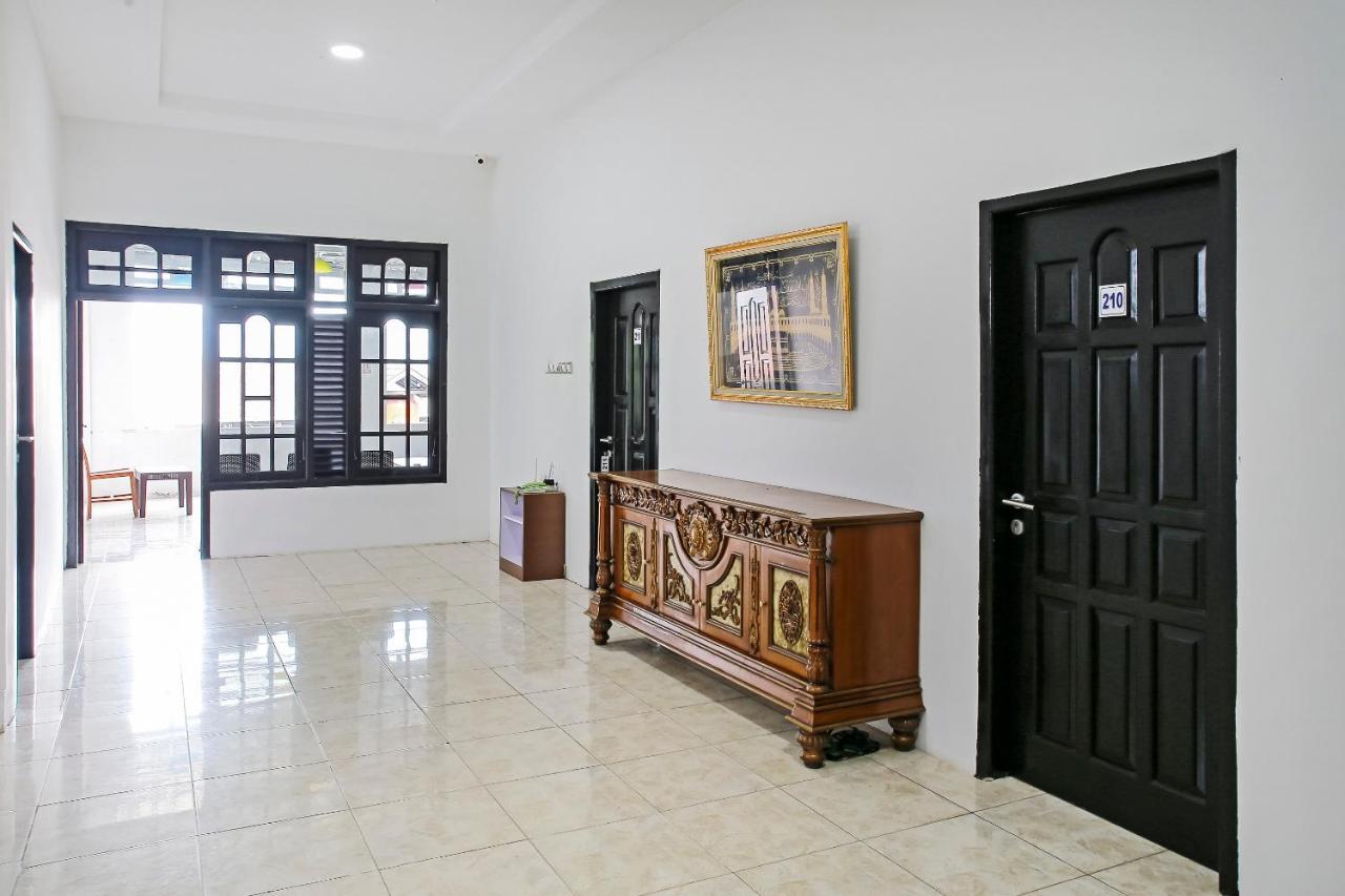 Oyo 90221 Makarim Guest House Syariah Pangkalanbuun Exterior foto